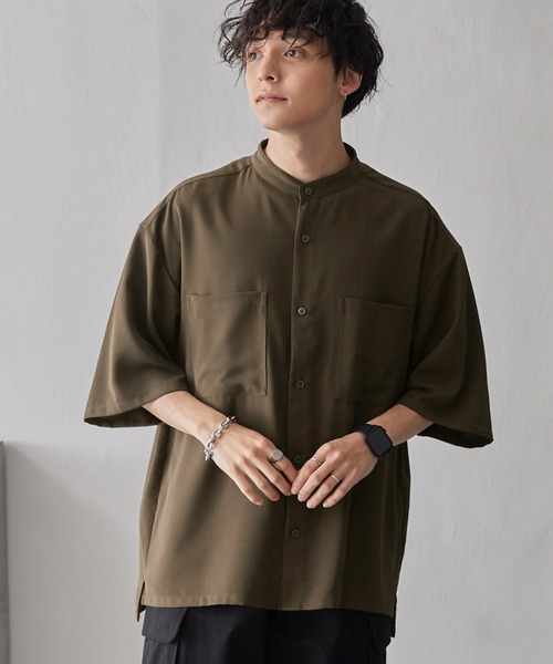 MONO-MART（モノマート）の「綾ドレープ ルーズハーフスリーブバンドカラーシャツ（シャツ/ブラウス・メンズ・チャコール/モカ/ダークネイビー/ライトグレー/ダークブラウン/グレイッシュブルー/ブラック/アイボリー・L/M）」の6枚目の写真