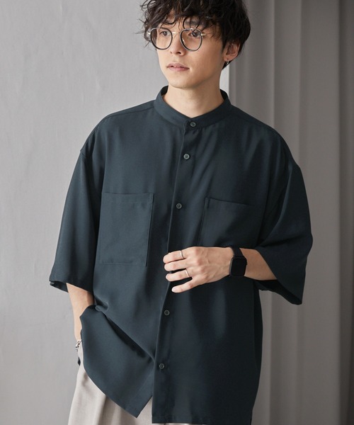MONO-MART（モノマート）の「綾ドレープ ルーズハーフスリーブバンドカラーシャツ（シャツ/ブラウス・メンズ・チャコール/モカ/ダークネイビー/ライトグレー/ダークブラウン/グレイッシュブルー/ブラック/アイボリー・L/M）」の5枚目の写真