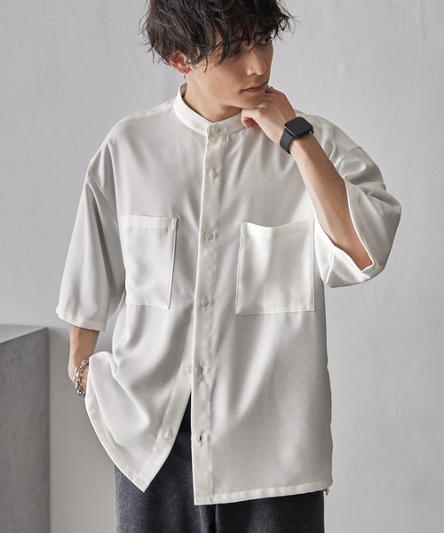 MONO-MART（モノマート）の「綾ドレープ ルーズハーフスリーブバンドカラーシャツ（シャツ/ブラウス・メンズ・チャコール/モカ/ダークネイビー/ライトグレー/ダークブラウン/グレイッシュブルー/ブラック/アイボリー・L/M）」の2枚目の写真