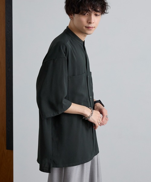 MONO-MART（モノマート）の「綾ドレープ ルーズハーフスリーブバンドカラーシャツ（シャツ/ブラウス・メンズ・チャコール/モカ/ダークネイビー/ライトグレー/ダークブラウン/グレイッシュブルー/ブラック/アイボリー・L/M）」の21枚目の写真