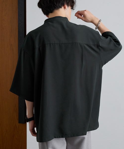 MONO-MART（モノマート）の「綾ドレープ ルーズハーフスリーブバンドカラーシャツ（シャツ/ブラウス・メンズ・チャコール/モカ/ダークネイビー/ライトグレー/ダークブラウン/グレイッシュブルー/ブラック/アイボリー・L/M）」の22枚目の写真