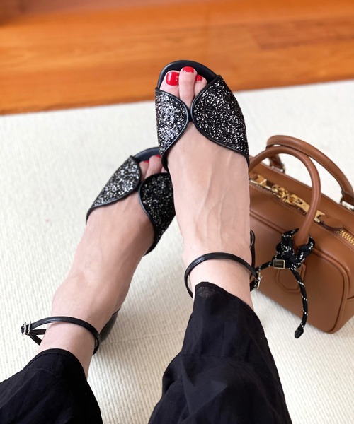 Fin（フィン）の「バタフライストラップサンダル【低反発スポンジ入り】（サンダル・レディース・ブラック/ブラック系その他/シルバー/パープル/ベージュ・LL/S/M/L）」の2枚目の写真