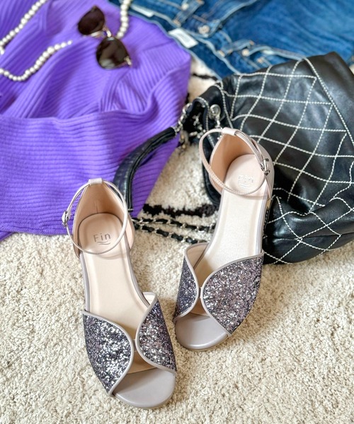 Fin（フィン）の「バタフライストラップサンダル【低反発スポンジ入り】（サンダル・レディース・ブラック/ブラック系その他/シルバー/パープル/ベージュ・LL/S/M/L）」の4枚目の写真