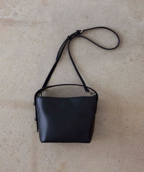 EFOLE（エフォル）の「Square widehandle shoulder bag/ スクエア ワイドハンドル ショルダーバッグ（ショルダーバッグ・レディース・ブラック/ベージュ・FREE）」の2枚目の写真