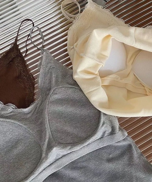 ammy.（エイミードット）の「【 ammy. / エイミードット 】 Vネック レース キャミソール / カップ付き（キャミソール・レディース・ブラック/ホワイト/グレー/ブラウン/アイボリー・FREE）」の3枚目の写真