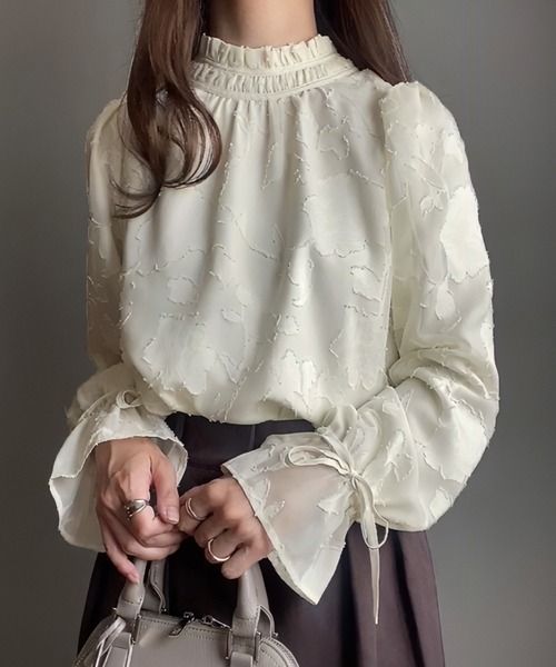 FILLOU(FILLOU)の「フリルカラーフラワージャガードブラウス(シャツ/ブラウス・レディース・ブラック/アイボリー/ホワイト・MEDIUM/LARGE/X-LARGE)」の2枚目の写真