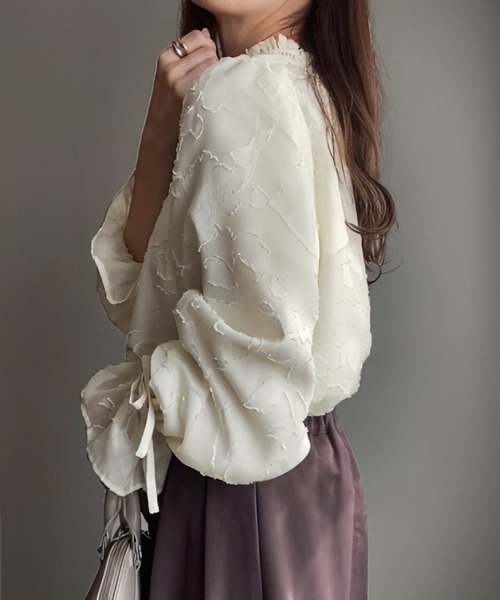 FILLOU(FILLOU)の「フリルカラーフラワージャガードブラウス(シャツ/ブラウス・レディース・ブラック/アイボリー/ホワイト・MEDIUM/LARGE/X-LARGE)」の17枚目の写真