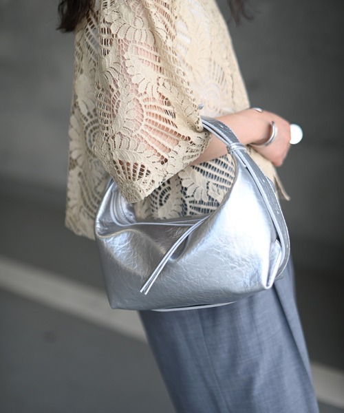 Marient（マリエント）の「シックムードクロスBAG（ショルダーバッグ・レディース・シルバー/オフホワイト/ブラック・FREE）」の2枚目の写真
