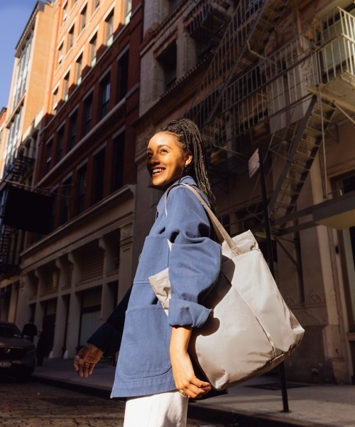 entre square(アントレスクエアー)の「Bellroy/トートバック/バックパック Laneway Totekpack ファウン(トートバッグ・メンズ・チャコールグレー・ONE SIZE)」の1枚目の写真