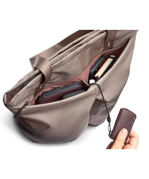 entre square(アントレスクエアー)の「Bellroy/トートバック/バックパック Laneway Totekpack ファウン(トートバッグ・メンズ・チャコールグレー・ONE SIZE)」の6枚目の写真