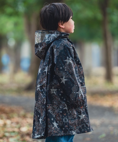 KiU(キウ)の「ランドセル対応 キウキッズ2wayレインコート(レインコート/ポンチョ・キッズ・ネイビー系/ブルー系その他/タイガーカモ/レオパード/カーキ/ピンク系その他/ブラック系その他/ブルー系その他2/パープル系その他/ダークグリーン系/ベージュ系その他・MEDIUM/LARGE)」の19枚目の写真
