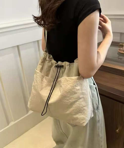 Port(ポート)の「【 Port / ポート 】 フロント2ポケット ドロスト ワイド ショルダー バッグ(ショルダーバッグ・レディース・ブラック/ライトベージュ/カーキ・FREE)」の2枚目の写真