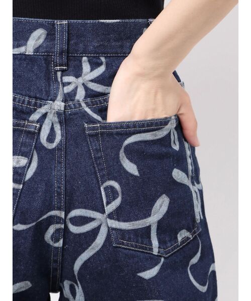 MERCURYDUO(マーキュリーデュオ)の「リボンプリントデニムパンツ(その他パンツ・レディース・インディゴブルー/ブルー・MEDIUM/SMALL)」の6枚目の写真