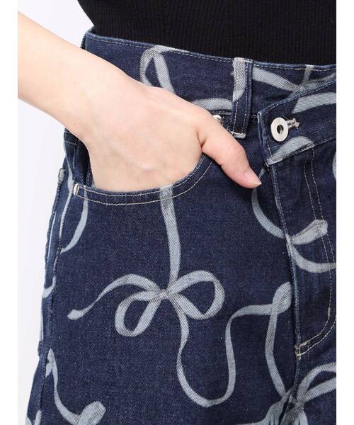 MERCURYDUO(マーキュリーデュオ)の「リボンプリントデニムパンツ(その他パンツ・レディース・インディゴブルー/ブルー・MEDIUM/SMALL)」の5枚目の写真