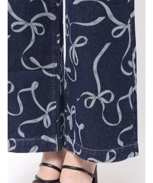 MERCURYDUO(マーキュリーデュオ)の「リボンプリントデニムパンツ(その他パンツ・レディース・インディゴブルー/ブルー・MEDIUM/SMALL)」の4枚目の写真