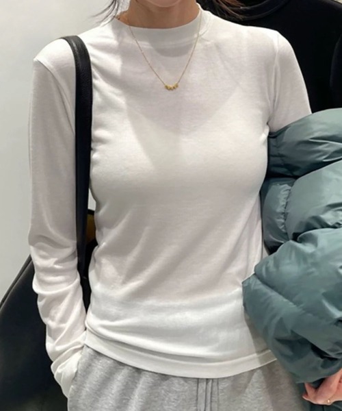 LOWO(ロワ)の「クルーネック長袖カットソー(Tシャツ/カットソー・レディース・ベージュ/ライトグレー/ブラック/チャコールグレー/ブルー/オフホワイト・FREE)」の2枚目の写真