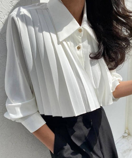 deux amour(ドゥーザムール)の「クロップド丈プリーツ長袖シャツ(シャツ/ブラウス・レディース・ホワイト/ブラック・FREE)」の1枚目の写真