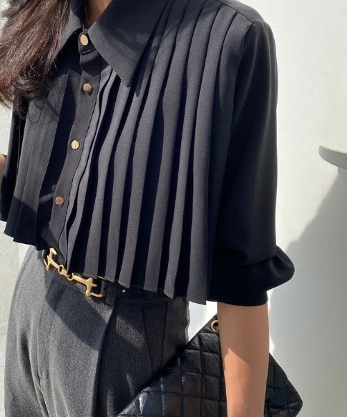 deux amour(ドゥーザムール)の「クロップド丈プリーツ長袖シャツ(シャツ/ブラウス・レディース・ホワイト/ブラック・FREE)」の3枚目の写真