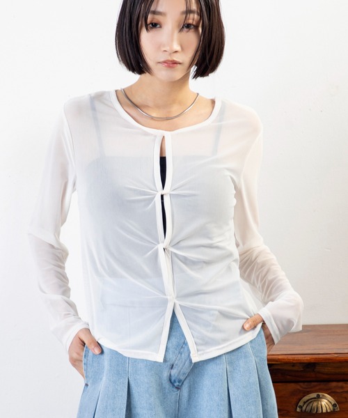 MILLION CARATS（ミリオンカラッツ）の「透け感と立体シルエットでこなれ見え叶う、大人の上品シアートップス（Tシャツ/カットソー・レディース・オフホワイト/グレー/ブラック・FREE）」の2枚目の写真