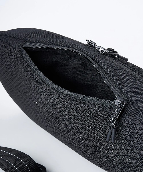 RVCA（ルーカ）の「RVCA レディース SURPLUS WAISTPACK 【2025年夏モデル】/ルーカロゴワンポイントナイロンボディバッグ・ウエストポーチ（ボディバッグ/ウエストポーチ・レディース・ブラック・FREE）」の7枚目の写真