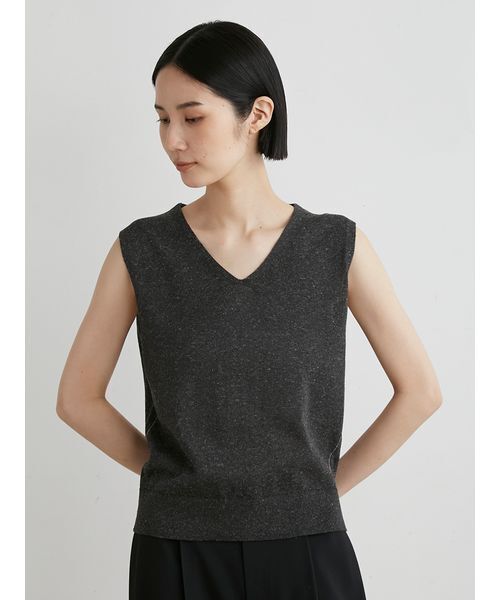 MIESROHE(ミースロエ)の「リネン混Vネックショートニットベスト(ニット/セーター・レディース・チャコールグレー/ベージュ/グリーン・FREE)」の1枚目の写真