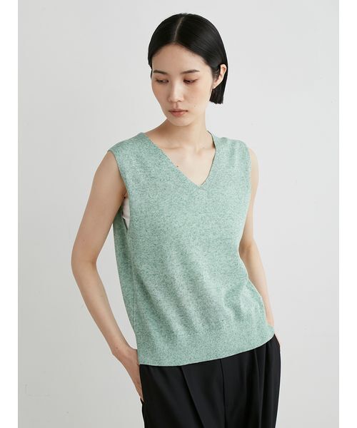 MIESROHE(ミースロエ)の「リネン混Vネックショートニットベスト(ニット/セーター・レディース・チャコールグレー/ベージュ/グリーン・FREE)」の4枚目の写真