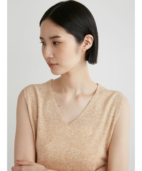 MIESROHE(ミースロエ)の「リネン混Vネックショートニットベスト(ニット/セーター・レディース・チャコールグレー/ベージュ/グリーン・FREE)」の10枚目の写真