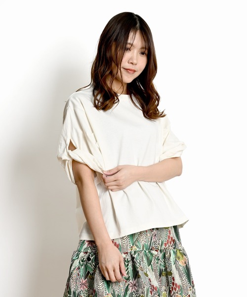 MARAI(マーライ)の「ツイストスリーブカットソー 半袖(Tシャツ/カットソー・レディース・モカ/チャコール/グレー/アイボリー・FREE)」の2枚目の写真