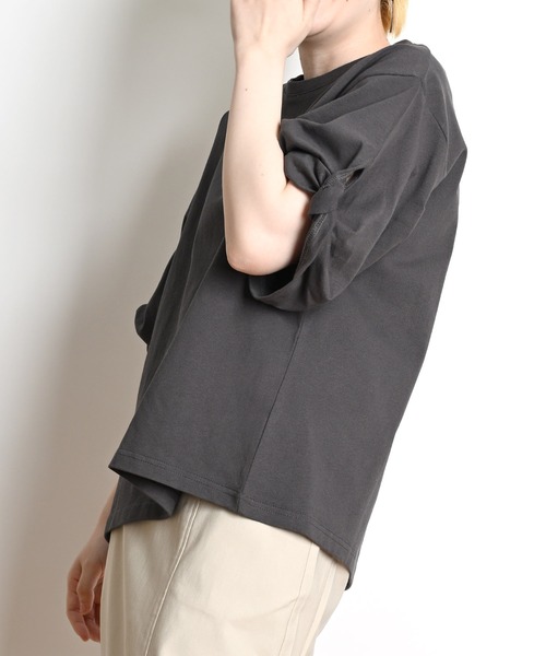 MARAI(マーライ)の「ツイストスリーブカットソー 半袖(Tシャツ/カットソー・レディース・モカ/チャコール/グレー/アイボリー・FREE)」の12枚目の写真
