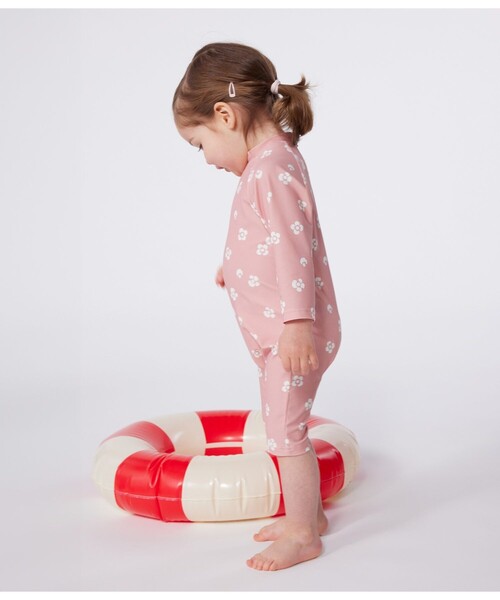 PETIT BATEAU（プチバトー）の「ラッシュガード（水着・キッズ・ホワイト×ピンク・12MONTH/18MONTH/24MONTH）」の2枚目の写真