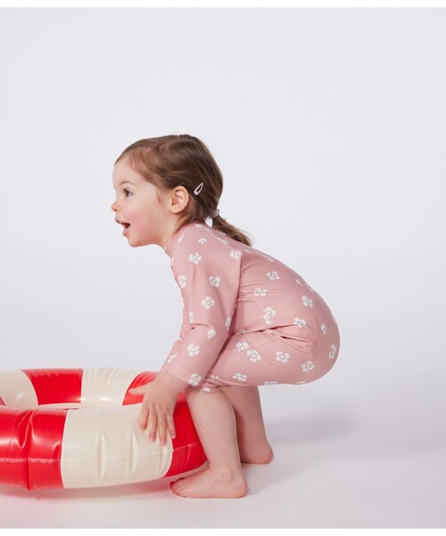 PETIT BATEAU（プチバトー）の「ラッシュガード（水着・キッズ・ホワイト×ピンク・12MONTH/18MONTH/24MONTH）」の3枚目の写真