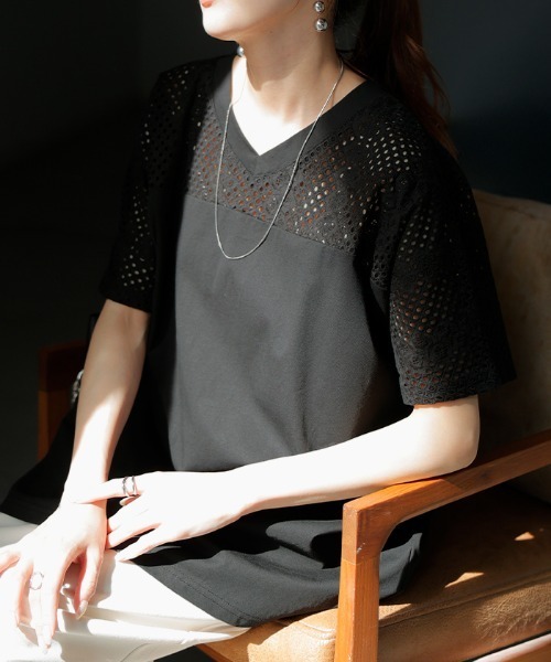 HUG.U(ハグユー)の「Vネックレース半袖Tシャツ(Tシャツ/カットソー・レディース・ブラック/ホワイト・FREE)」の2枚目の写真