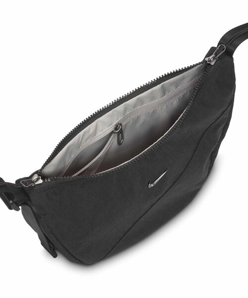 NIKE(ナイキ)の「ナイキ オーラ クレセント クロスボディバッグ(4L) / Nike Aura Crescent Crossbody Bag (4L) HQ4370-013 Black(ボディバッグ/ウエストポーチ・メンズ・ブラック・ONE SIZE)」の4枚目の写真