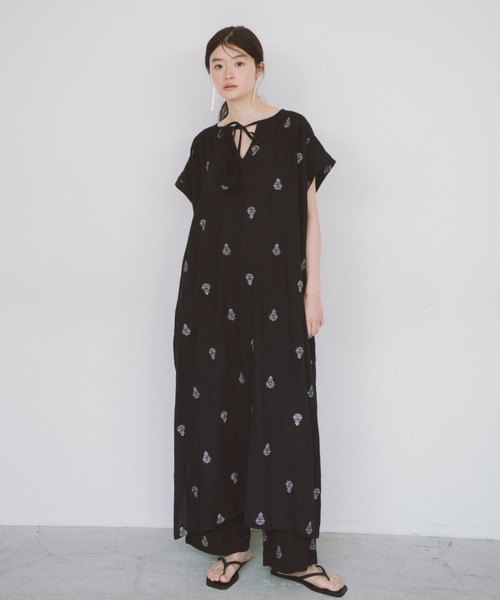 THEATRE PRODUCTS(シアタープロダクツ)の「エンブロイダリーワンピース(ワンピース・レディース・ホワイト/ブラック・FREE)」の2枚目の写真