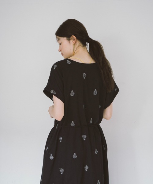 THEATRE PRODUCTS(シアタープロダクツ)の「エンブロイダリーワンピース(ワンピース・レディース・ホワイト/ブラック・FREE)」の5枚目の写真