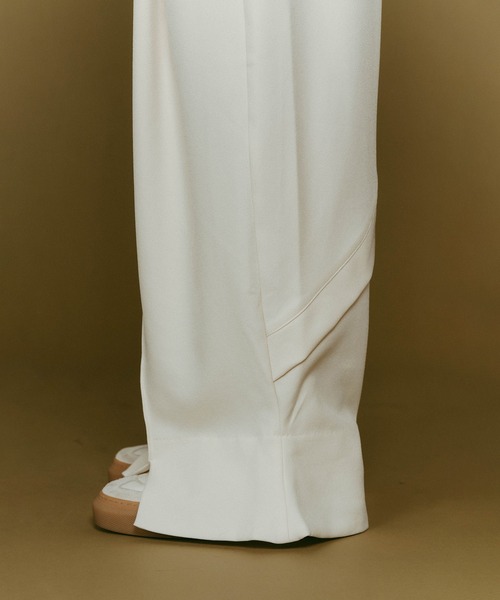 Knuth Marf（クヌースマーフ）の「【Knuth Marf】front slit pants（スラックス・レディース・ブラック/ブラウン/ホワイト・XS/S）」の6枚目の写真