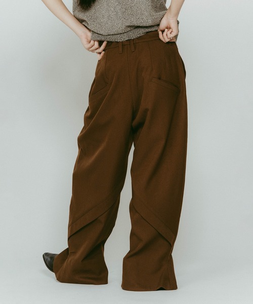 Knuth Marf（クヌースマーフ）の「【Knuth Marf】front slit pants（スラックス・レディース・ブラック/ブラウン/ホワイト・XS/S）」の9枚目の写真