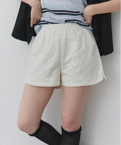ad thie(アドティエ)の「スパンコール フラワー ショートパンツ(その他パンツ・レディース・オフホワイト/ブラック・FREE)」の8枚目の写真