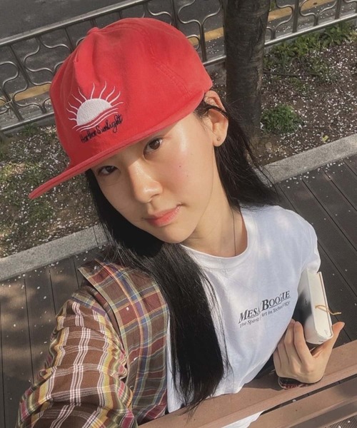 LA VORAGINE（ラ ヴォラジネ）の「ロゴベースボールキャップ　帽子（キャップ・レディース・アイボリー/グレー/レッド/キャメル・FREE）」の4枚目の写真