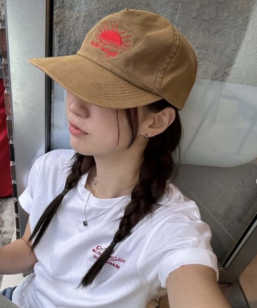 LA VORAGINE（ラ ヴォラジネ）の「ロゴベースボールキャップ　帽子（キャップ・レディース・アイボリー/グレー/レッド/キャメル・FREE）」の5枚目の写真