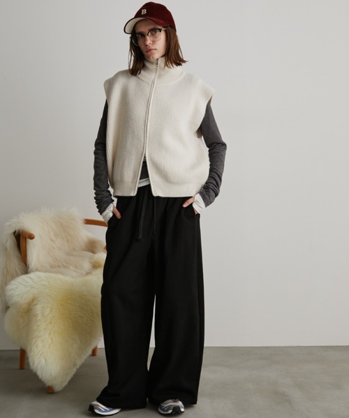 Auntie Rosa Holiday（アンティローザホリデー）の「タックワイドスウェットパンツ / サイズ展開あり（スウェットパンツ・レディース・ブラック/ライトグレー/ネイビー・SMALL/MEDIUM）」の2枚目の写真