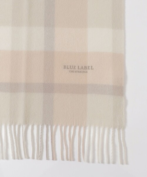 BLUE LABEL CRESTBRIDGE（ブルーレーベルクレストブリッジ）の「クレストブリッジチェックウォッシャブルカシミヤマフラー（マフラー・レディース・ブルー系その他2/ピンク系その他2/ベージュ/レッド・FREE）」の11枚目の写真
