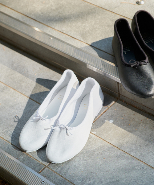 Spick & Span(スピックアンドスパン)の「《追加》CROWN / クラウン BOW BALLROOM(バレエシューズ・レディース・ブラック/ホワイト・22.5cm/23.5cm/24.5cm)」の2枚目の写真