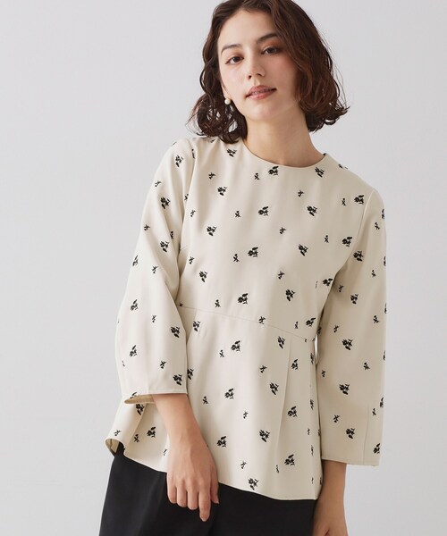 OPAQUE.CLIP（オペークドットクリップ）の「フラワー刺繍ペプラムブラウス【洗濯機OK】（シャツ/ブラウス・レディース・ブラック系/ベージュ系その他3・42/40/38/36）」の2枚目の写真