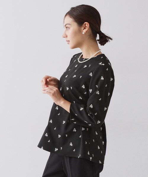 OPAQUE.CLIP（オペークドットクリップ）の「フラワー刺繍ペプラムブラウス【洗濯機OK】（シャツ/ブラウス・レディース・ブラック系/ベージュ系その他3・42/40/38/36）」の3枚目の写真