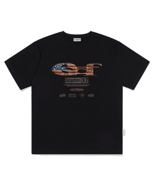 ESCAPEFROM(エスケープフロム)の「ヴィンテージフラッグ ESCFロゴコラージュプリントオーバーサイズ半袖Tシャツブラック(Tシャツ/カットソー・レディース・その他・LARGE/SMALL/MEDIUM)」の2枚目の写真