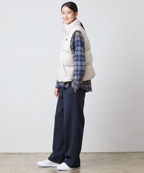 L.L.Bean(エルエルビーン)の「マウンテン・クラシック・ダウン・ベスト、クロップド 米国フィット・プチ(ダウンベスト・レディース・ブラック/サンドベージュ/パープル・LARGE/MEDIUM/SMALL/X-SMALL)」の9枚目の写真