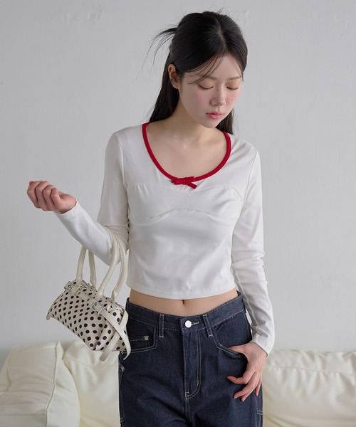 UNE MANSION(ユヌマンション)の「ネックラインバイカラー&リボンデザインクロップド丈ちびTシャツ長袖カットソー(Tシャツ/カットソー・レディース・ブラック/クリーム/ホワイト・FREE)」の2枚目の写真