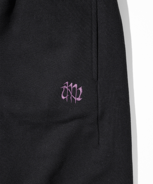 MASSNOUN(マスノウン)の「グレーティングエンブレムバックスリットジッパートレーニングパンツMFTTP005-BK(スウェットパンツ・レディース・その他・LARGE/MEDIUM)」の5枚目の写真
