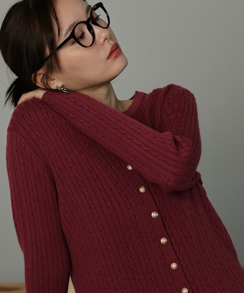 J by blue(ジェイバイブルー)の「ゴールドボタンケーブルクルーカーディガン(カーディガン/ボレロ・レディース・ボルドー/ベージュ/ブラック/グレー・MEDIUM)」の7枚目の写真
